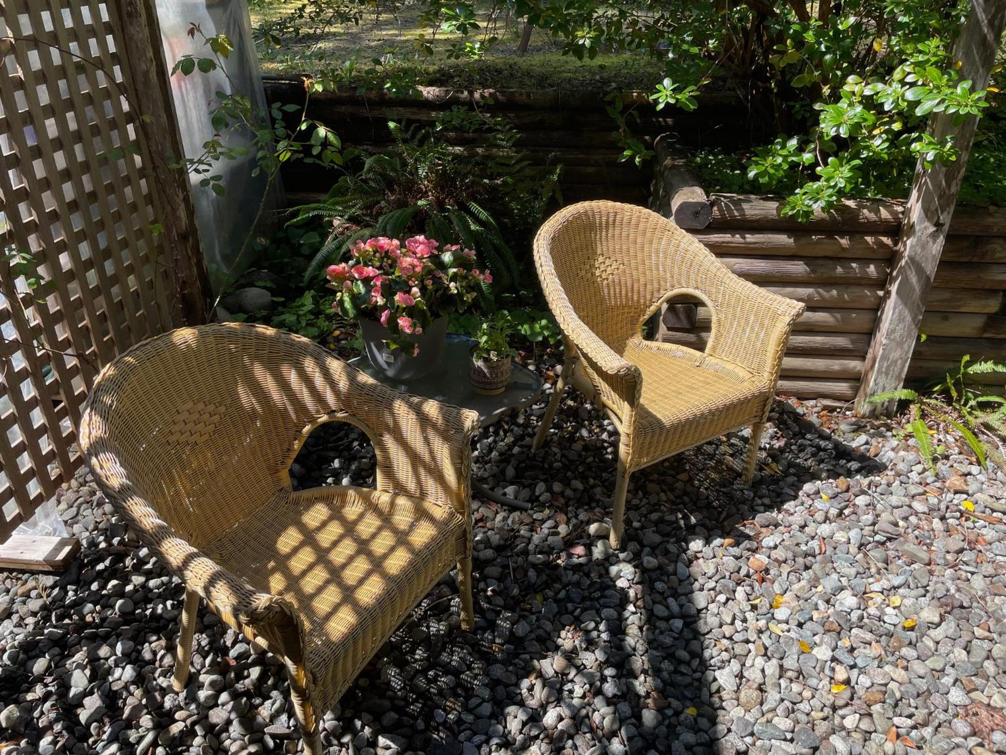 Cobble Wood And Bird Sanctuary Guest Houses 토피노 외부 사진