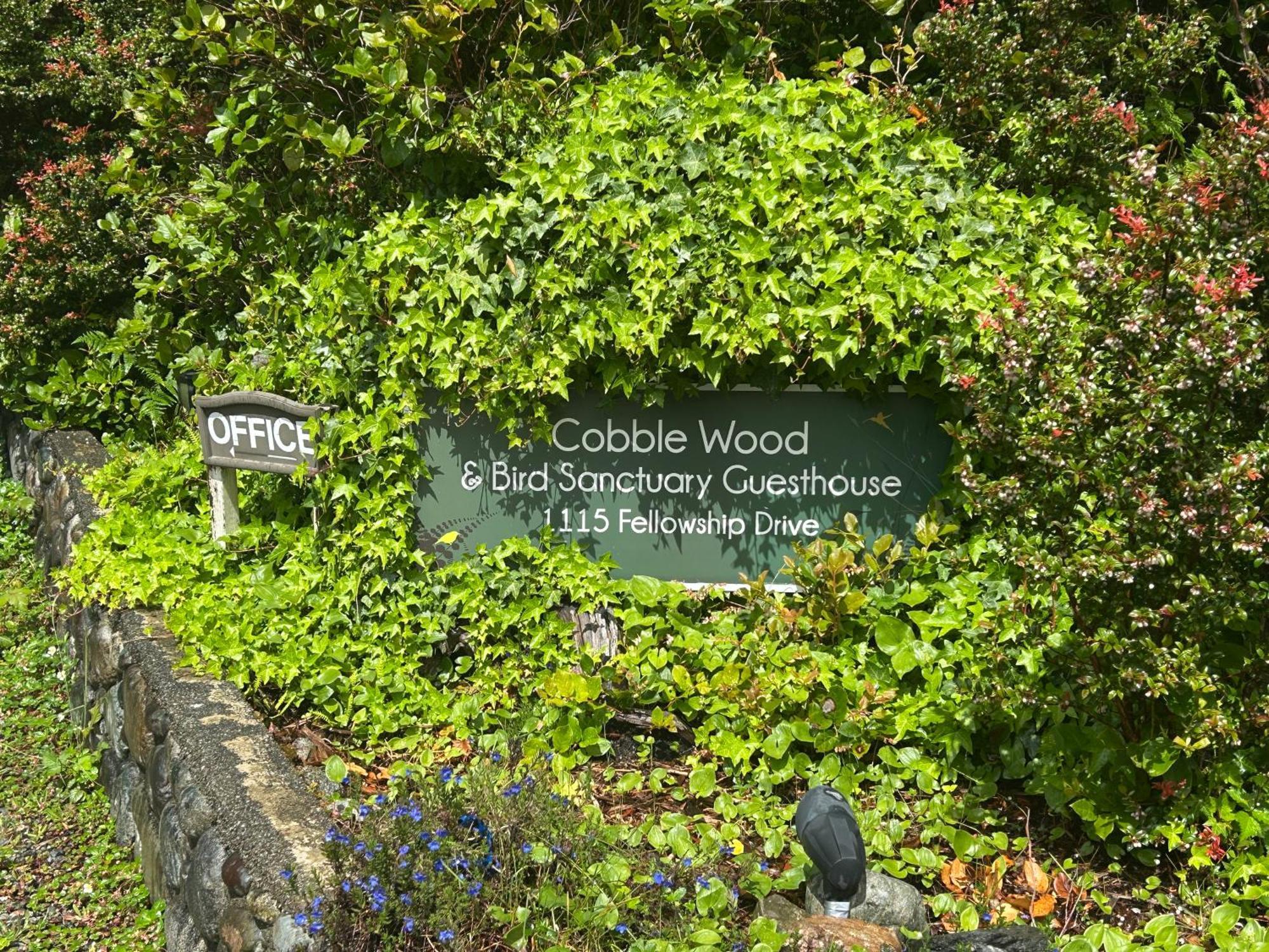 Cobble Wood And Bird Sanctuary Guest Houses 토피노 외부 사진