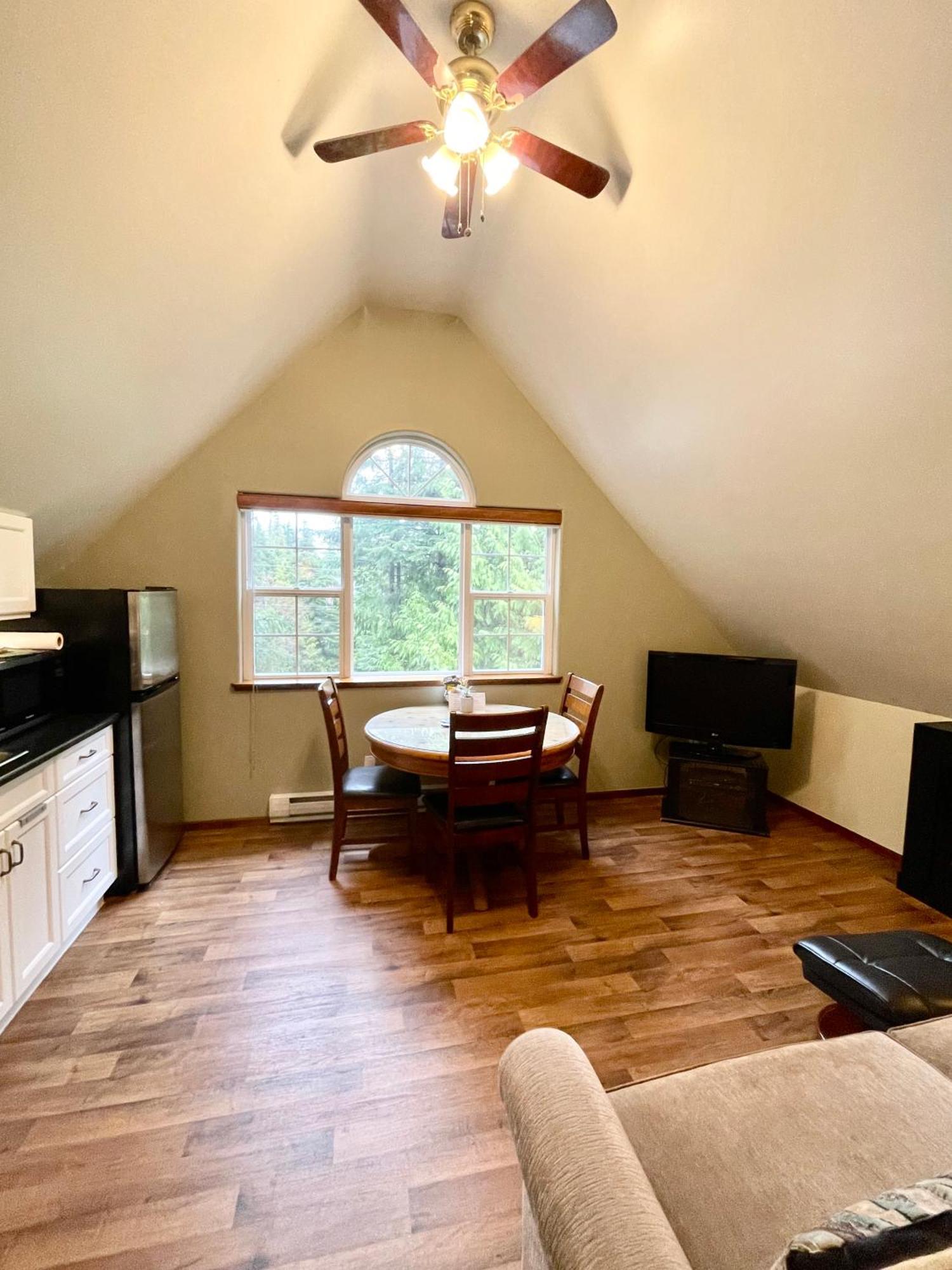 Cobble Wood And Bird Sanctuary Guest Houses 토피노 외부 사진