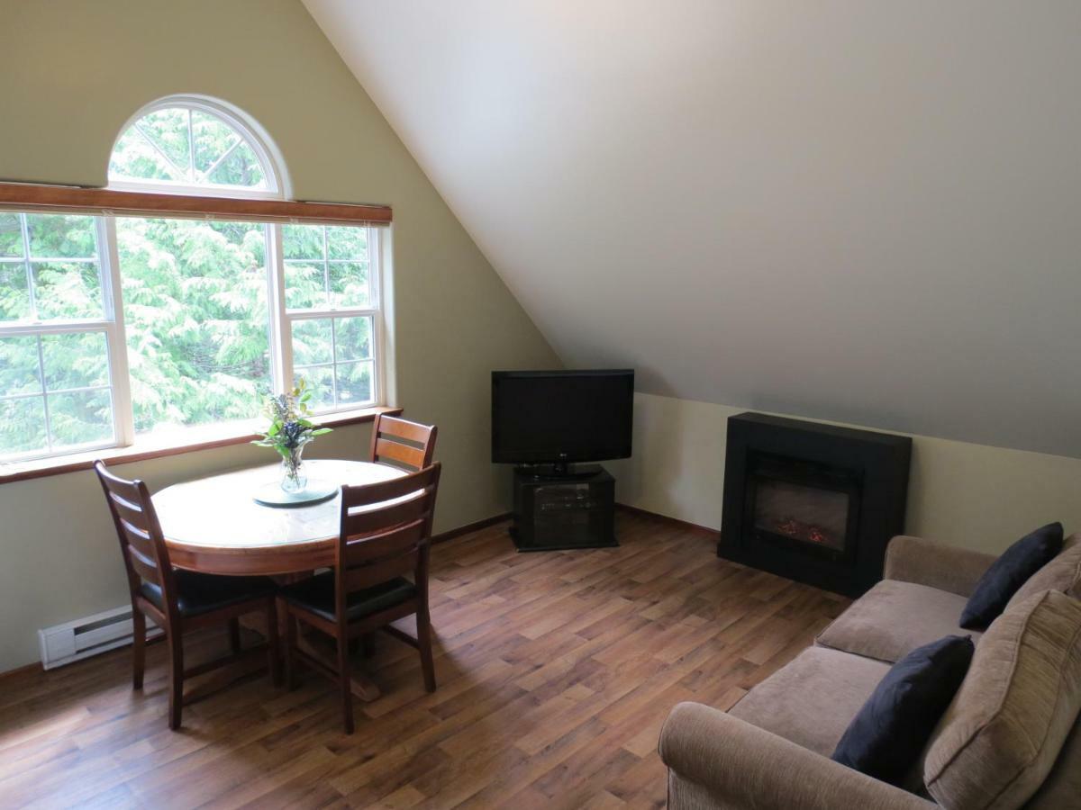 Cobble Wood And Bird Sanctuary Guest Houses 토피노 외부 사진
