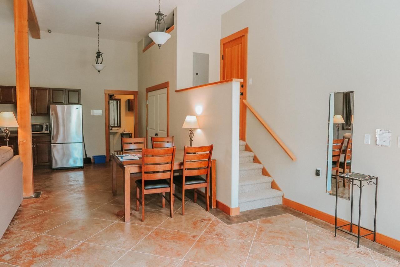 Cobble Wood And Bird Sanctuary Guest Houses 토피노 외부 사진