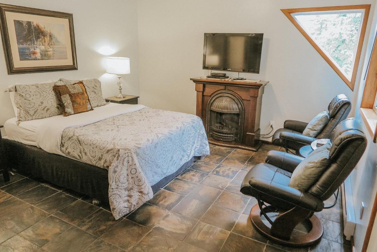 Cobble Wood And Bird Sanctuary Guest Houses 토피노 외부 사진